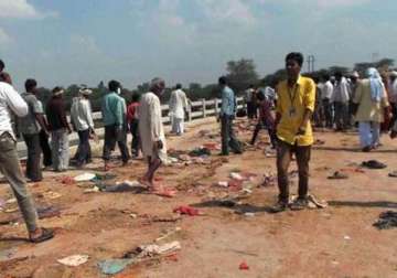 10 devotees killed in stampede at kamdgiri hill in chitrakoot