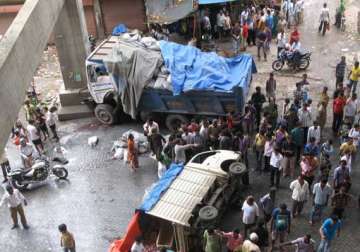 nine killed in tempo truck crash near mysore