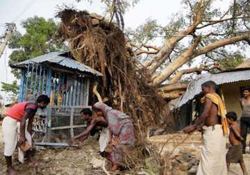 nine killed as thunderstorm hits west bengal