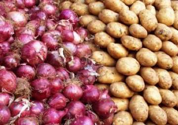 no shortage of onions potatoes tomatoes in delhi government