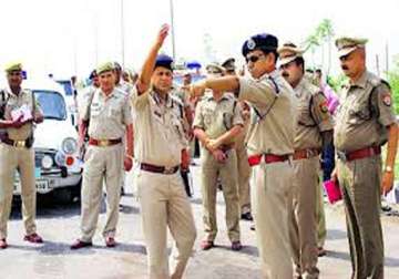 noida builder s guards fire at labourers 2 injured