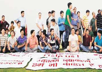 noida extn flat buyers stage protest