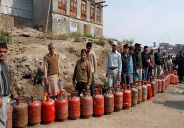 non subsidised lpg rate hiked by rs 46.50 will now cost rs 942