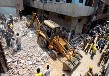 okhla building collapse 1 dead 3 injured