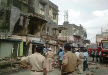 one dead as building collapses near thane