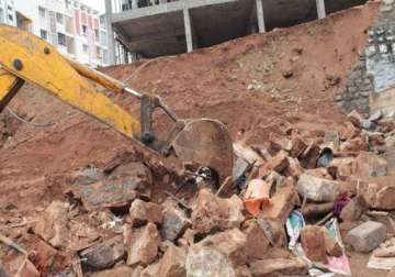 one worker dead 7 injured in wall collapse in vasai