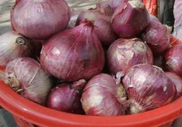 onion prices set to touch rs 100 a kg with polls looming import only option left