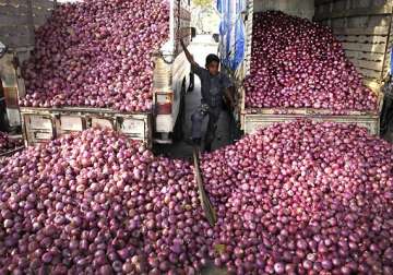 onion prices shoot up in nashik due to unseasonal rains