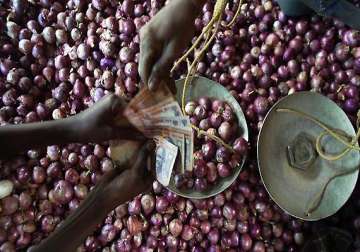 onion wholesale prices down rs 5/kg retail rates still high