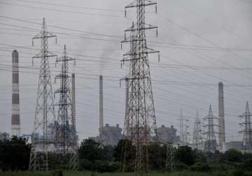 outages despite surplus power delhi govt pulls up discoms