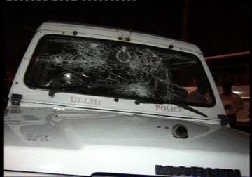 mob torches police vehicles in west delhi 19 injured in clashes