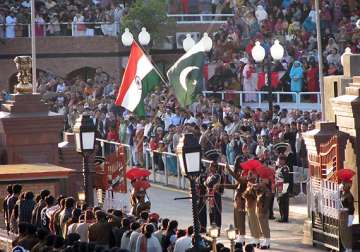 pak rangers offers sweets to bsf on i day at wagah