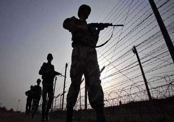 3 pak civilians cross into india by mistake