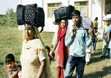 pak shelling hundreds of people migrate from border villages of jammu