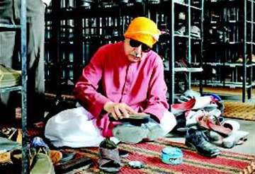 pak deputy attorney general polishes shoes at gurdwara rakabganj in delhi