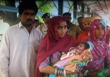 pakistan woman leaves for home with baby born in india