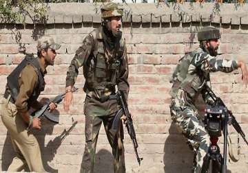 eight policemen injured in srinagar gunfight