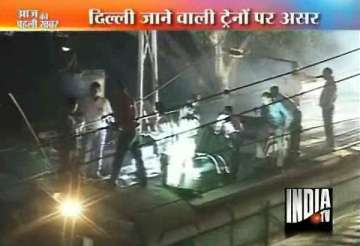 panic at mumbai dadar station after overhead wire snaps