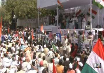 passions run high at hazare s protest site