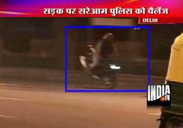 police turns blind eye to stunt bikers at india gate