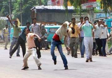 police officer injured in clash with protesters in jammu n kashmir