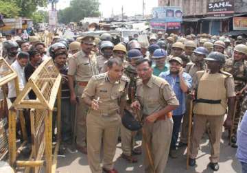 policeman opens fire in lucknow injures four