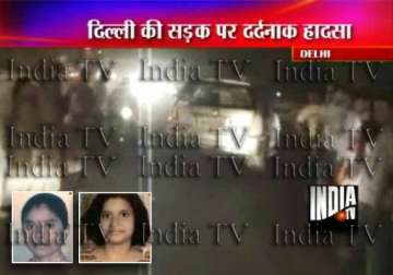 policemen quarrel as mother daughter die on delhi road