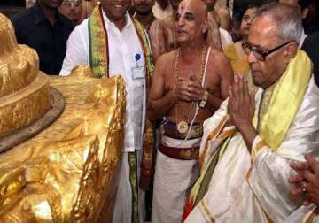 pranab mukherjee offers prayers in tirupati temple