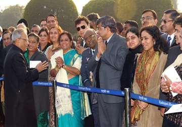 president pranab mukherjee mingles with guests at rashtrapati bhavan reception