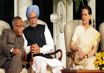 president pm sonia attend gujral s funeral