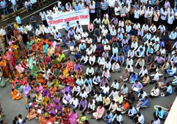 protests continue in seemandhra for united andhra pradesh