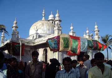 protests over curbs on women at mumbai s haji ali shrine