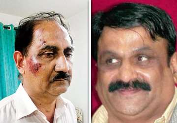 pune congress mla beats up retired iaf officer police files non cognizable offence