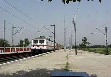 rail traffic on new delhi howrah route resumes