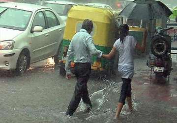 rain in delhi no dip in temperature