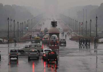 rains bring down temperature in delhi