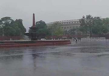 rains throw traffic out of gear in delhi temperature drops