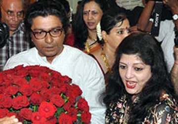 raj thackeray s wife mns workers refuse to pay toll