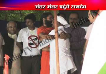 swami ramdev supporters join team anna fast