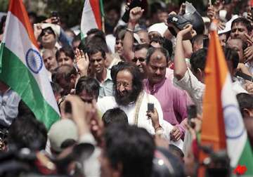ravi shankar calls on nda to solicit support for hazare