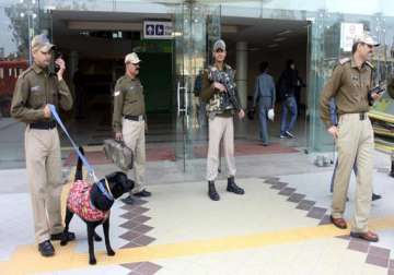 rs.55 lakh jewellery stolen from delhi metro station