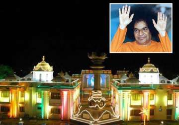 rs 1.90 cr cash 34.5 kg gold 340 kg silver found in late sathya sai apartments