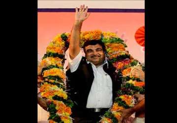 sp leader expelled from party for garlanding nitin gadkari