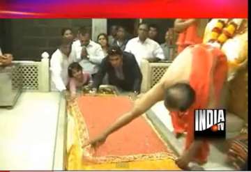 sai baba devotee offers fake gold chadar in shirdi