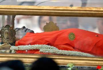 sathya sai baba laid to rest in samadhi