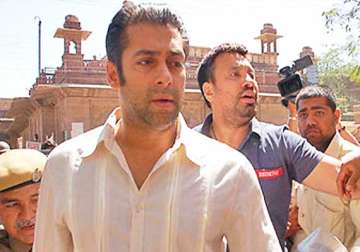 salman returning tonight to appear in hit and run case in mumbai court on monday