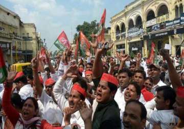 samajwadi party protests hike in rail fares