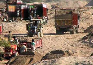 sand mafia allegedly fire on police in mp