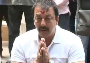 sanjay dutt to surrender on april 18 goes to devi peeth temple in datia