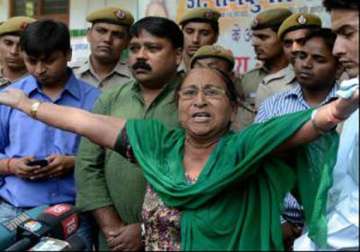 sarabjit s sister accuses pakistan of back stabbing india